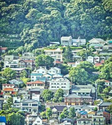 うろこの家と山並み