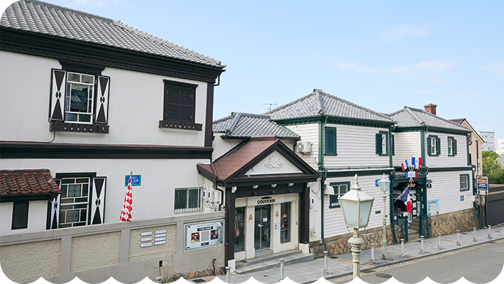 北野異人館を巡る課外授業の中で神戸の歴史や明治時代の外国人の暮らしや建築インテリアを学ぶことができます。